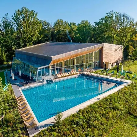 Spacious Mansion With Pools 펜션 Antoing